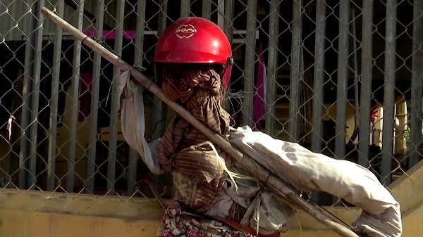 3. Традиция использования таких пугал в качестве оберега от любых напастей существует уже больше века в некоторых деревнях Камбоджи.