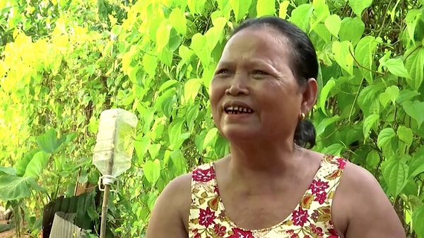 4. 64-летняя Эк Чан убеждена, что именно два пугала (женское и мужское), стоящие перед ее домом, до сих пор уберегали ее семью от распространившейся по всему миру болезни COVID-19.