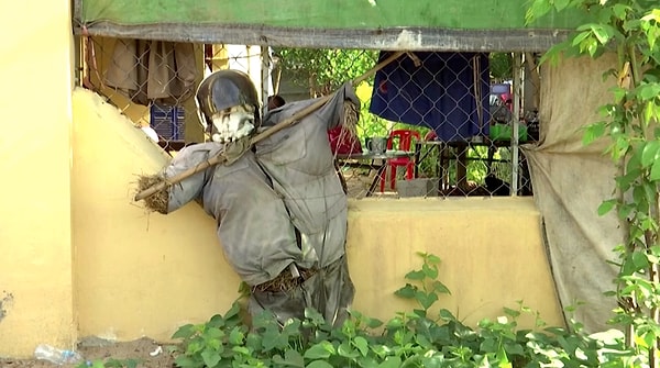 11. Обычно такое пугало мастерят из сена и бамбуковых или деревянных палочек, одевают в старую одежду и, часто, шлем, а для устрашения снаряжают палками или даже ножами.