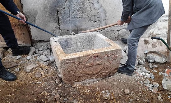 Tarlada Bulduğu 1200 Yıllık Taş Vaftiz Teknesini Satmaya Çalışırken Yakalandı