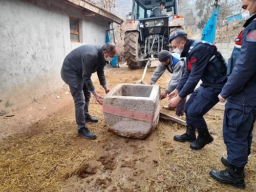 Tarlada Bulduğu 1200 Yıllık Taş Vaftiz Teknesini Satmaya Çalışırken Yakalandı