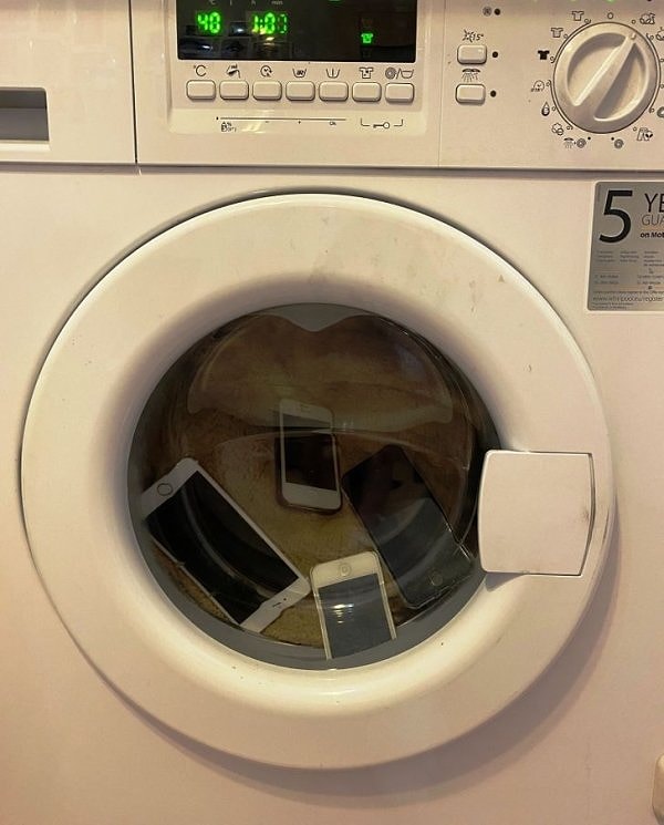 «Я собиралась стирать белье и отвлеклась ненадолго. Затем моя дочь просто положила пару моих месячных зарплат в стиральную машину».