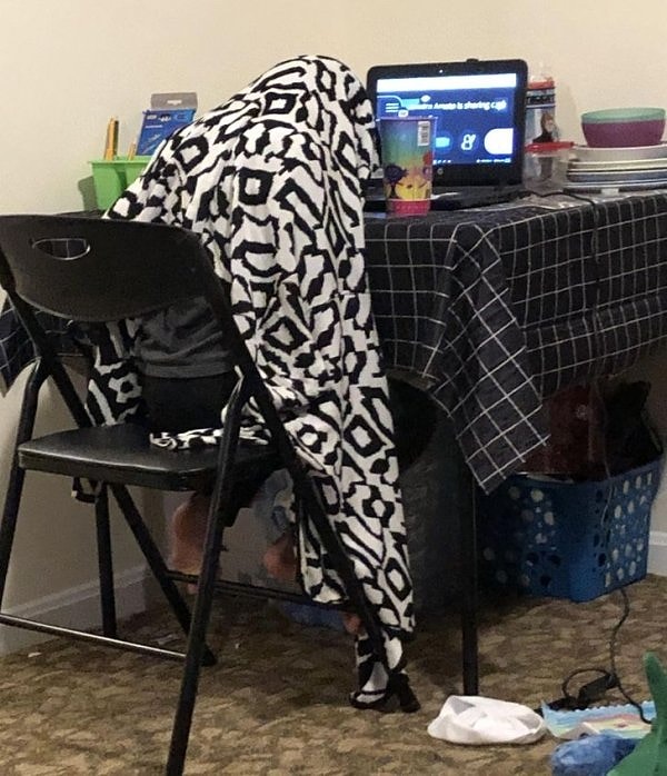 «Мой сын пытается спрятать от меня свой телефон во время виртуального обучения».