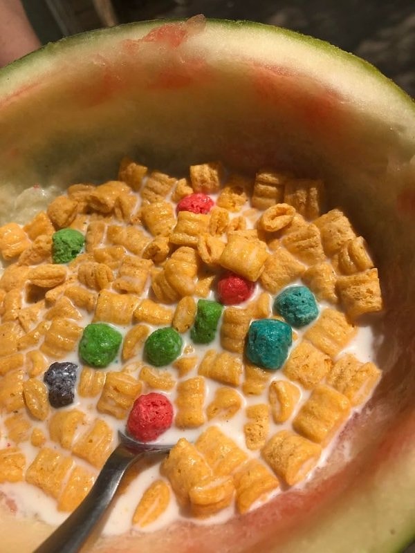 "Мой сын решил сделать миску из арбуза, чтобы сегодня есть хлопья, вместо того, чтобы использовать чистую миску. Я даже злиться не могу."