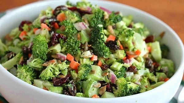 6. Kuru Üzümlü Brokoli Salatası Tarifi:
