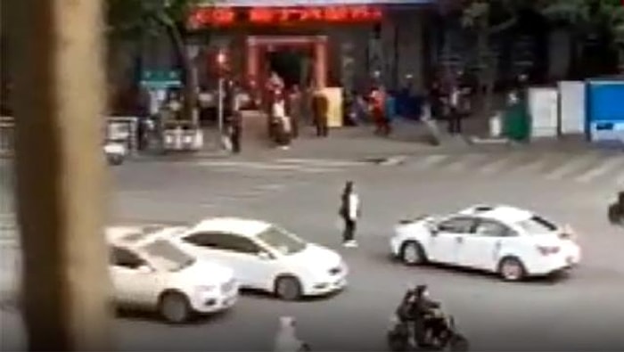 Eski Erkek Arkadaşının Düğün Aracının Önünü Keserek Evlenme Kararından Vazgeçirmeye Çalışan Kadın