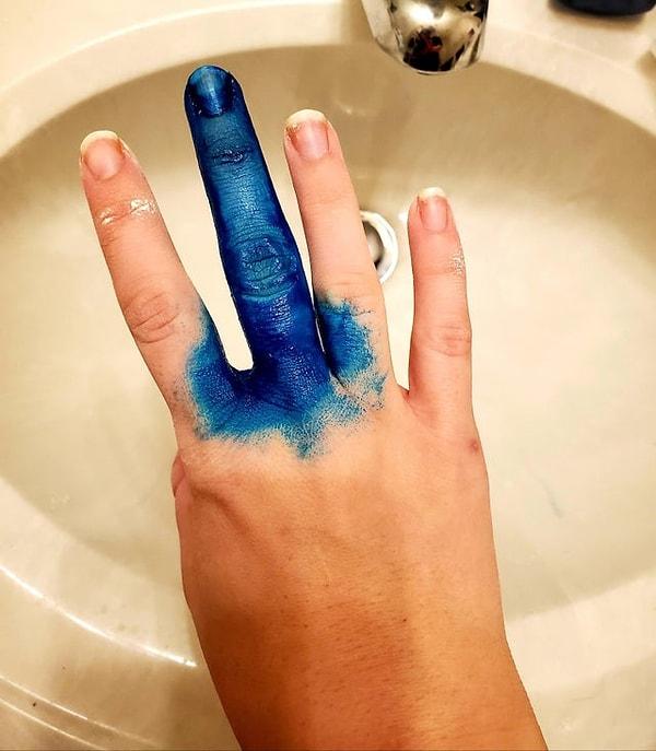 7. "Saçımı boyarken eldivenin bir parmağının yırtık olduğunu anlamamıştım."