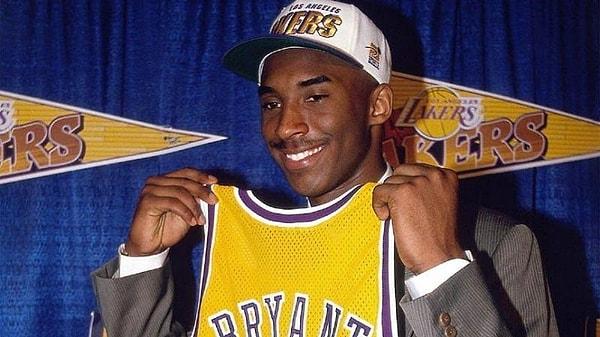11. Efsanevi oyuncu Kobe Bryant'ın ilk NBA sözleşmesini ebeveynleri imzaladı.