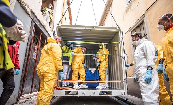 3. Силы около 50 спасателей были брошены на то, чтобы эвакуировать Алена из собственной квартиры, потому что он не мог самостоятельно сдвинуться с места после того, как упал с кровати примерно год назад.