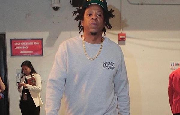 Jay-Z bulduğu melodi ve ritimleri müzik aletleriyle değil ellerini masaya vurarak ifade etmeye başlamıştır.