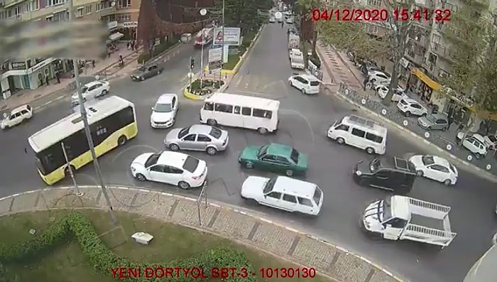 Ambulansa Yol Vermek İçin Trafik Akışını Kesen Otobüs Şoförü