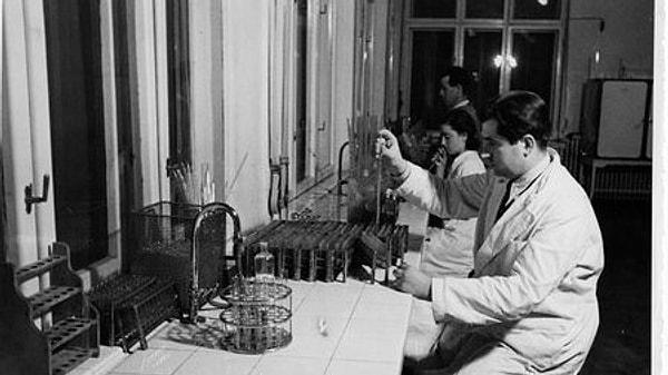 1933 yılında kuduz aşısı üretim çalışmalarına başlayan Hıfzıssıhha bunu da 4 yılda başarır. Bu arada hemen 1 yıl sonra ise Türkiye çiçek aşısı üretiminde kendi ihtiyacını karşılar düzeye gelir.