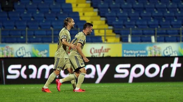 40. dakikada Caner Erkin'in kornerde ön direğe ortası sonra Gökhan Gönül klasik golünü attı: 0-2