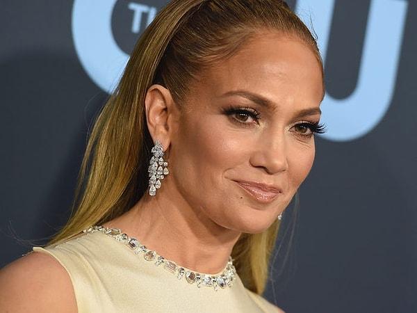 Normal şartlarda doğal yaşlanmanın böyle olmayacağını söyleyenler kadar, Jennifer Lopez'in şanslı genleri sayesinde 51 yaşında böyle göründüğünü düşünenler de var.