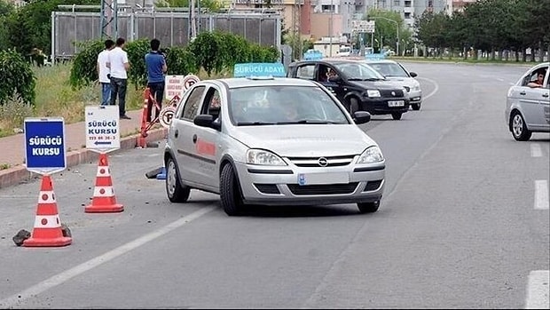 ehliyet almis olanlar bilirler direksiyon sinavinda hemen hemen herkesin yasamis oldugu 8 sey