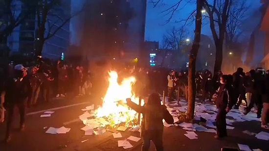 Paris'te Bir Bankaya Giren Eylemciler Bankada Bulunan Tüm Evrakları Ateşe Verdi