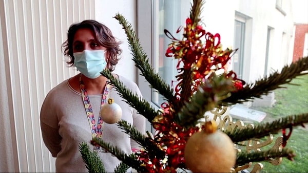 2. Из-за того что пожилые люди находятся в зоне риска, сотрудниками дома престарелых было принято решение о полной изоляции своих резидентов во избежание риска заражения.