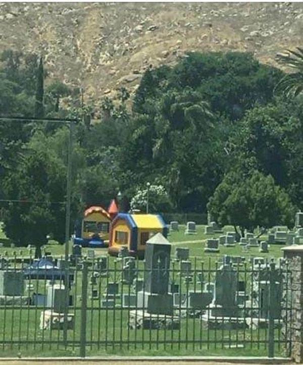 9. Mezarlığın ortasında çocuk oyun parkı