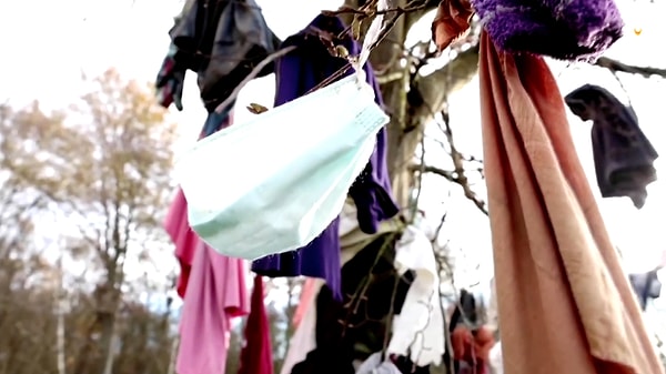 4. 2020 год внес изменения в языческий обычай: на деревьях стали появляться медицинские маски!