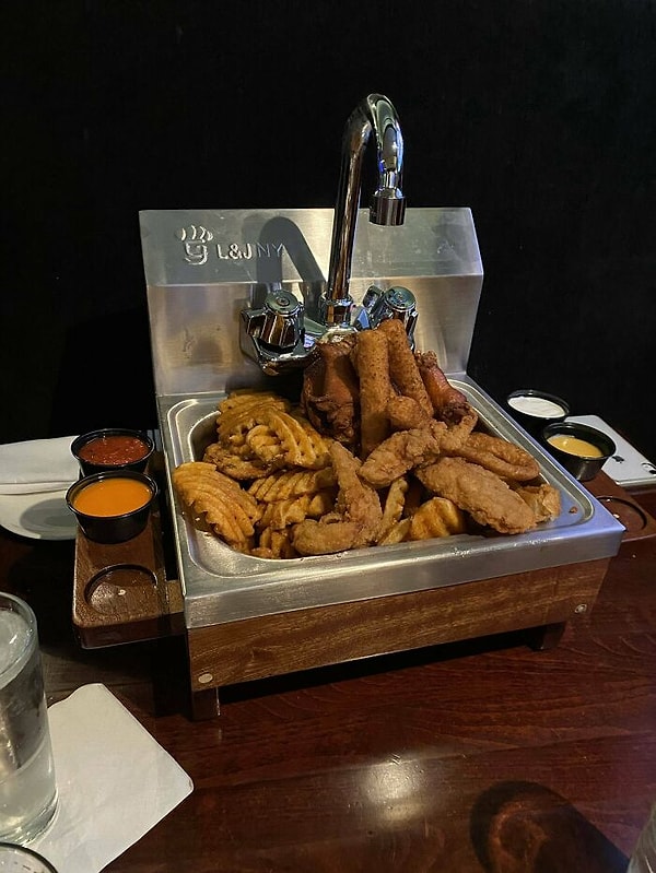 12. Надеемся, в этой раковине хотя бы не моют посуду...