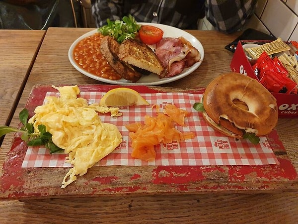 15. Салфетку подложили и на том спасибо! :)