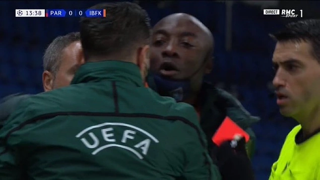 PSG - Başakşehir maçının 14. dakikasında yardımcı antrenör Pierre Webo kırmızı kart gördü.