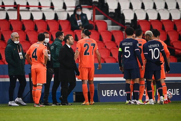 Başakşehir teknik heyeti ve futbolcuları, yardımcı hakemin Webo'ya "ırkçı" ifadeler kullandığı gerekçesiyle soyunma odasına gitti.