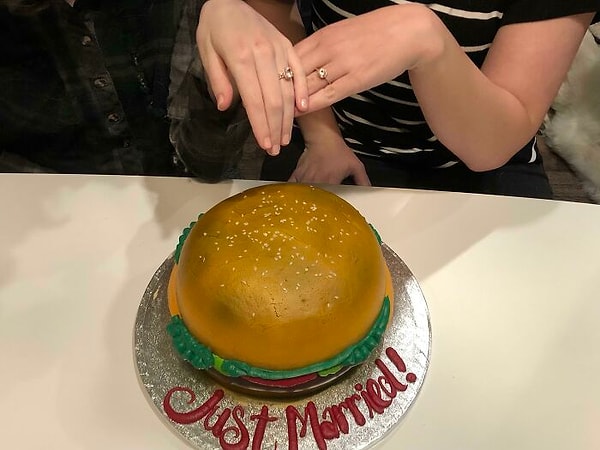 8. Мы решили сделать свадебный торт в виде гамбургера во время пандемии