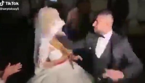 Aynı adetin bir başka düğünde uygulanışında ise geline atılan aşırı sert tokat sonrası kadın neredeyse yere düşüyor!!!