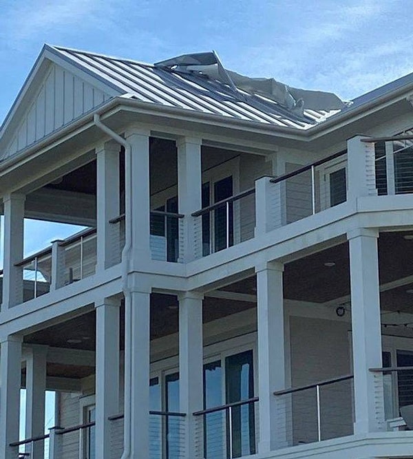 10. "Моя новая противоураганная крыша не справилась даже с легким бризом".