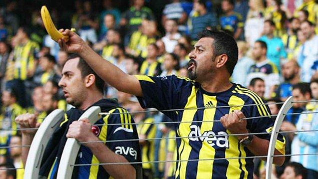 5. Fenerbahçeli taraftarların Eboue ve Drogba’ya muz sallaması...