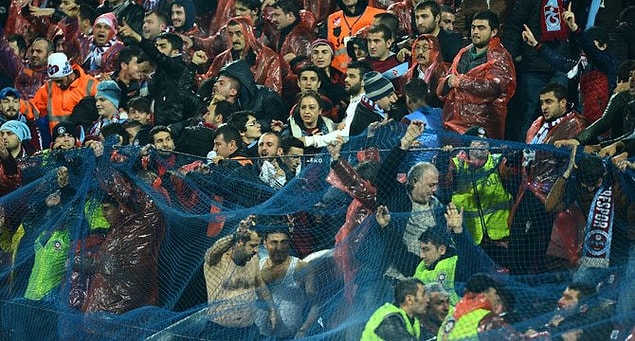 11. 17 Aralık 2008’de Trabzonsporlu taraftarlar dönemin Merkez Hakem Komitesi Başkanı Oğuz Sarvan’ı protesto ederken "Ermeni Oğuz'a Trabzon'da soykırım" sloganı atıldı.