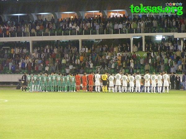 12. 2009’da Bursaspor-Diyarbakırspor maçında tribünler, “Ne Mutlu Türküm Diyene” ve “Mehmetçiğiz, Türküz” pankartlarını, “ PKK dışarı!” diye inlemişti.