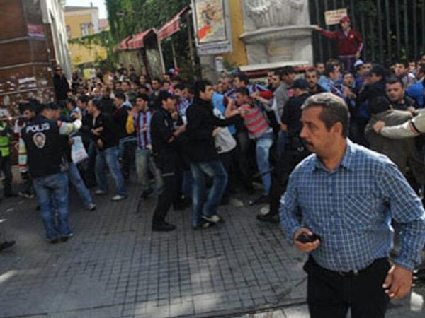 20. 2010'da İstiklal Caddesi'nde eylem yapan ÖDP'lileri gören Trabzonsporlu taraftarlar Ermeni gazeteci Hrant Dink'in katillerine ithafen "Ogün Samast oley" ve "Bombacı Yasin" tezahüratları yapmıştı...