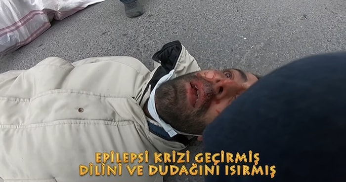 Epilepsi Krizi Geçirdikten Sonra Yolun Ortasında Yatan Adam ve Hiçbir Şey Olmamış Gibi Onu İzleyip, Yanından Geçip Giden İnsanlar