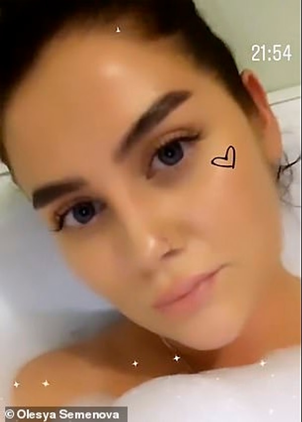 Медработники подтвердили, что г-жа Семенова, которая работала в магазине одежды, умерла в ванне и что ее iPhone 8 упал в воду, когда был подключен к сети.