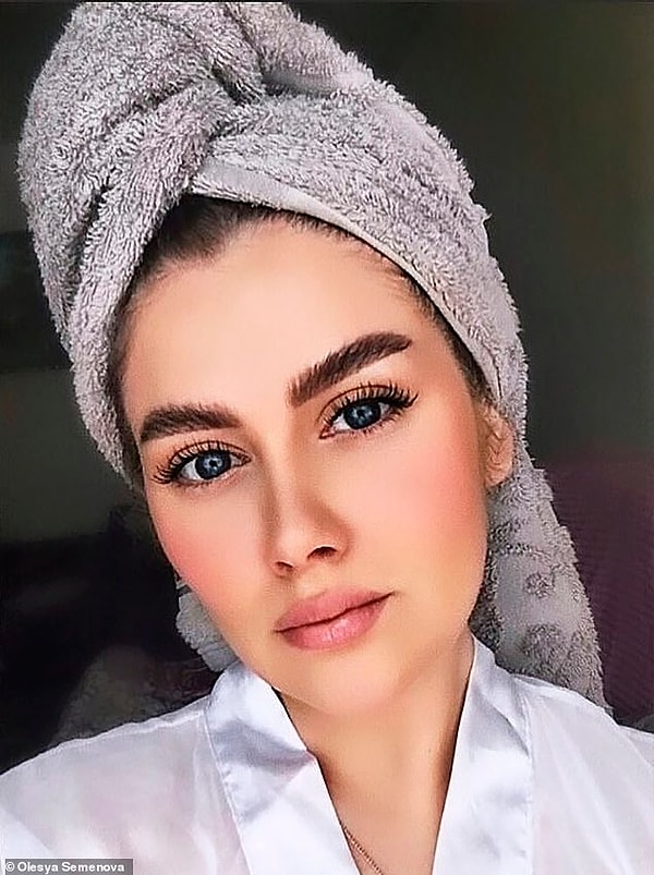 «Если смартфон упадет в воду, самое страшное, что может случится - он поломается. Но когда он подключен к сети, последствия налицо,» - напоминает МЧС.