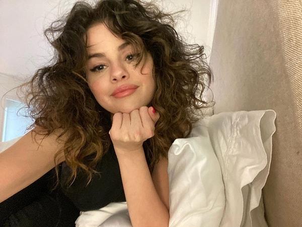 Bir Instagram magazin sayfası, 28 yaşındaki Selena'nın New York'taki Fransız restoranı Lucien'de Miami Heat'te forma giyen 31 yaşındaki Jimmy ile görüldüğünü iddia eden bir paylaşım yaptı.