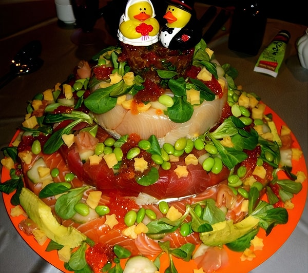 17. Даже если вы действительно очень сильно любите суши, пожалуйста, не делайте свадебный торт из них. Это уже слишком