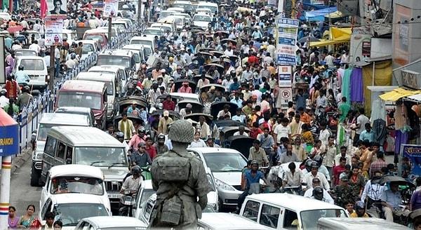 13. "Hindistan'da bazen yakın mesafelere gitmeniz bile en az 1 saati bulabiliyor. Otoyollara giren yüklü kamyonlar ve büyük arabalar trafiği altüst ediyor."