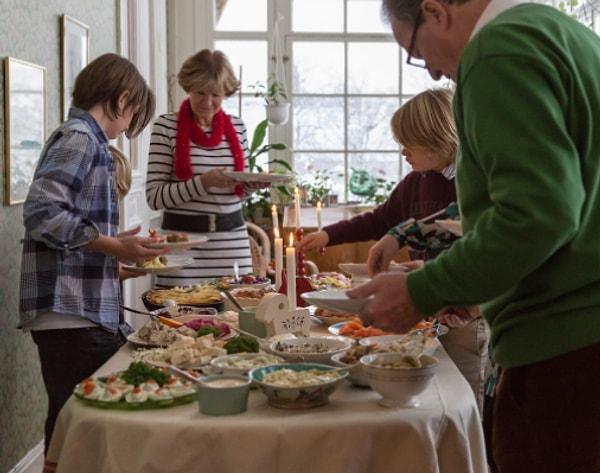 14. "İsveç'te yaşıyorsanız eğer misafir için tabakları ayarlamanıza gerek yok. Misafirlere sadece tabakları vermeniz yeterli olacaktır. Herkes kendi yemeğini gidip kendi alır."