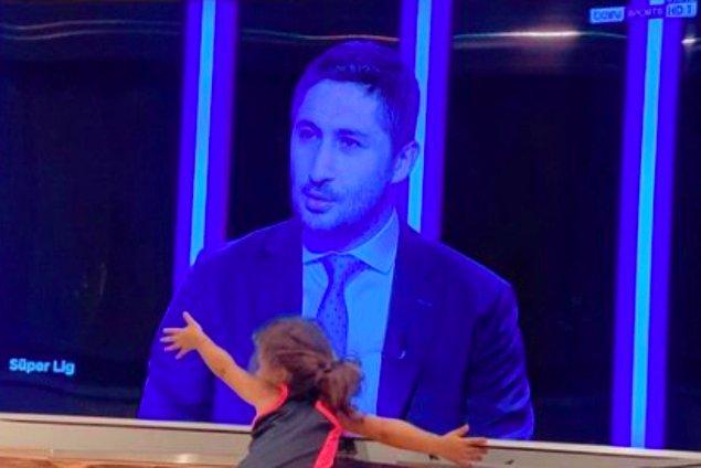12. Sabri Sarıoğlu'nun 2 buçuk yaşındaki kızı Sare, ekranda babasını görünce televizyona sarıldı!