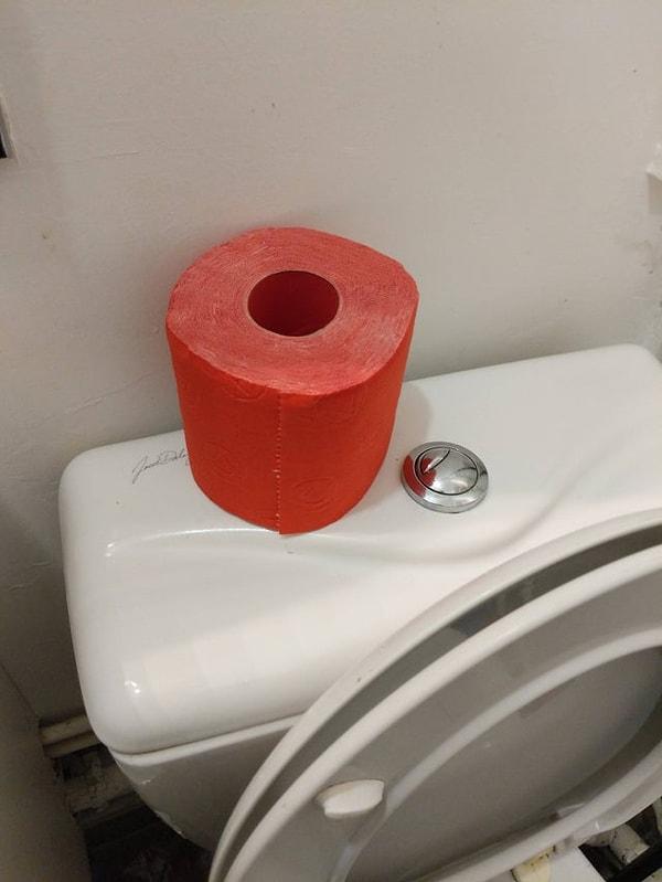 10. "Bir arkadaşımın evindeki tuvalet kağıtları kırmızı. Daha önce hiç böyle bir şey görmemiştim."