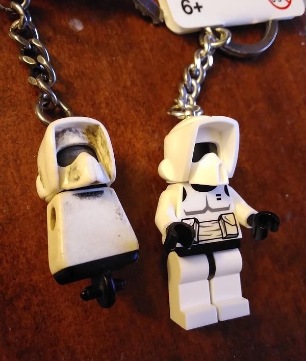 «Я купил брелок слева в 2010 году в Париже. Сегодня утром моя девушка сделала мне небольшой подарок. Я был потрясен! "