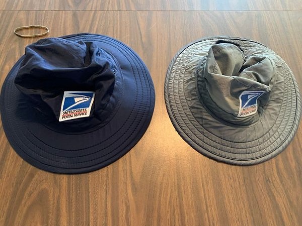 «Моя новая шляпа лежит рядом со старой, в которой я доставлял почту 5 лет».