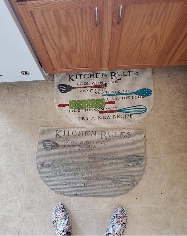 "Моя мама нашла в магазине милый кухонный коврик. Она принесла его домой, и он оказался таким же, как и прежний ".