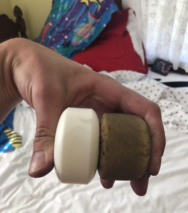 «Мое старое колесо скейтборда рядом с новым»