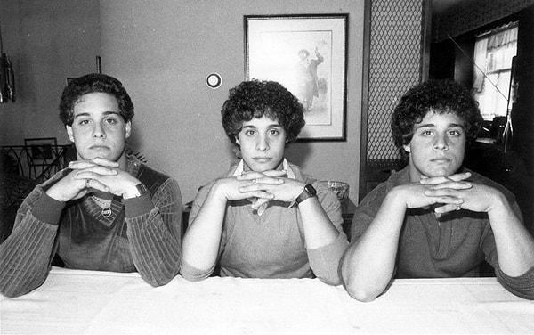 Netflix'teki Three Identical Strangers adlı belgesele konu olan bu garip olay, 1980 yılında meydana geliyor.