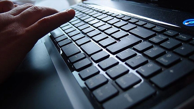 24- Bilgisayar ve bilgi sistemleri yöneticileri