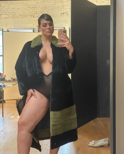 Büyük Vücut Model Ashley Graham, Ceketinin Önünü Açıp Verdiği Savlı Pozlar ile Gündem Oldu!